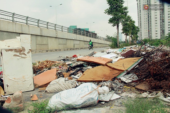 Chùm ảnh: Vừa hoạt động 3 tháng, con đường mang tên nhà tư sản Trịnh Văn Bô đã ngập ngụa rác thải - Ảnh 7.