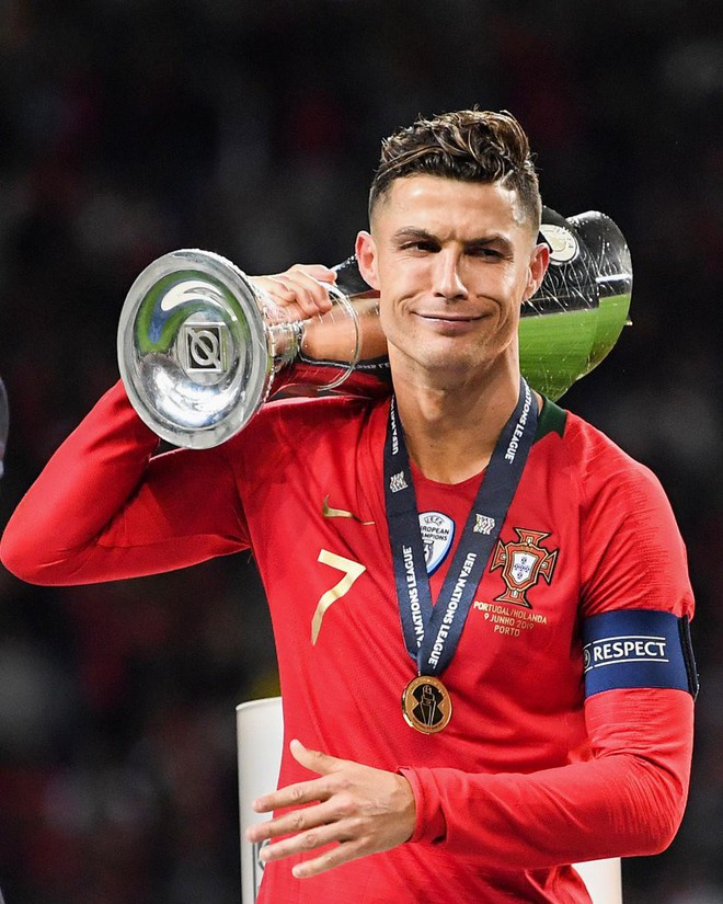 Để khám phá thế giới biểu cảm bá đạo của siêu sao bóng đá Ronaldo, hãy xem bức ảnh này! Không chỉ là một cầu thủ tài ba, Ronaldo còn có khả năng biểu lộ cảm xúc tuyệt vời và hài hước đến không ngờ.