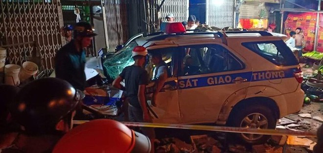 Vợ người tử nạn v&igrave; xe CSGT kh&oacute;c kể: Chồng em ra đi khi con chưa kịp th&ocirc;i n&ocirc;i  - Ảnh 1.