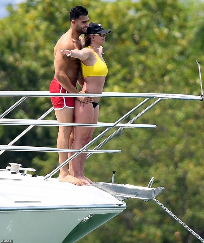 Britney Spears diện áo tắm cùng tình trẻ kém 12 tuổi tái hiện cảnh Titanic - Ảnh 4.