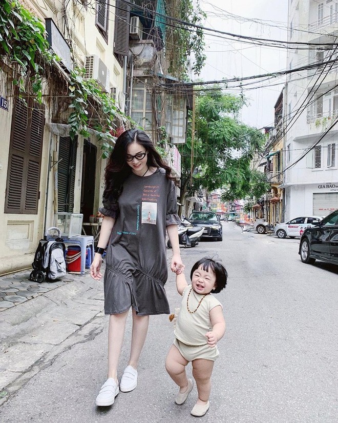 Street style hot mom Việt: Ngọc Anh, Nam Thương cùng loạt người đẹp lên đồ xì tin hack tuổi và quan trọng là mát mẻ hết nấc - Ảnh 8.