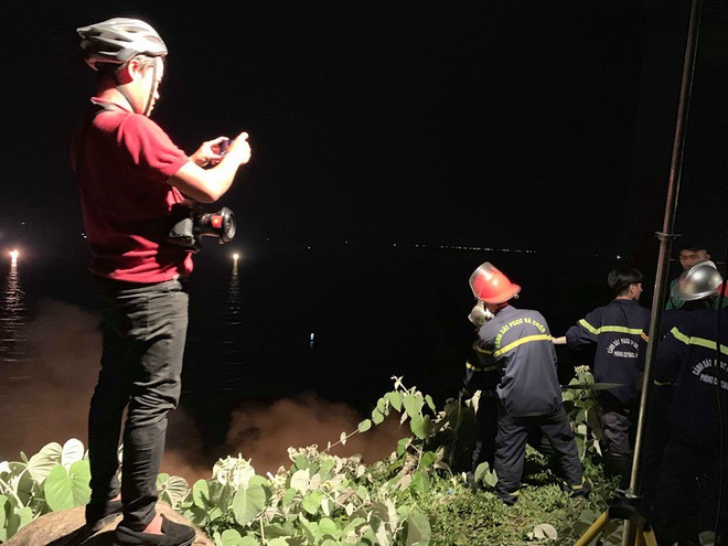Đ&agrave; Nẵng: Ch&aacute;y lớn tr&ecirc;n b&aacute;n đảo Sơn Tr&agrave;, h&agrave;ng trăm người tham gia dập lửa trong đ&ecirc;m - Ảnh 6.