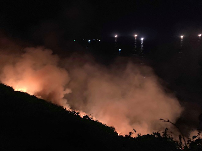 Đà Nẵng: Cháy lớn trên bán đảo Sơn Trà, hàng trăm người tham gia dập lửa trong đêm - Ảnh 2.