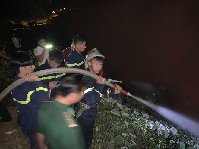 Đ&agrave; Nẵng: Ch&aacute;y lớn tr&ecirc;n b&aacute;n đảo Sơn Tr&agrave;, h&agrave;ng trăm người tham gia dập lửa trong đ&ecirc;m - Ảnh 8.