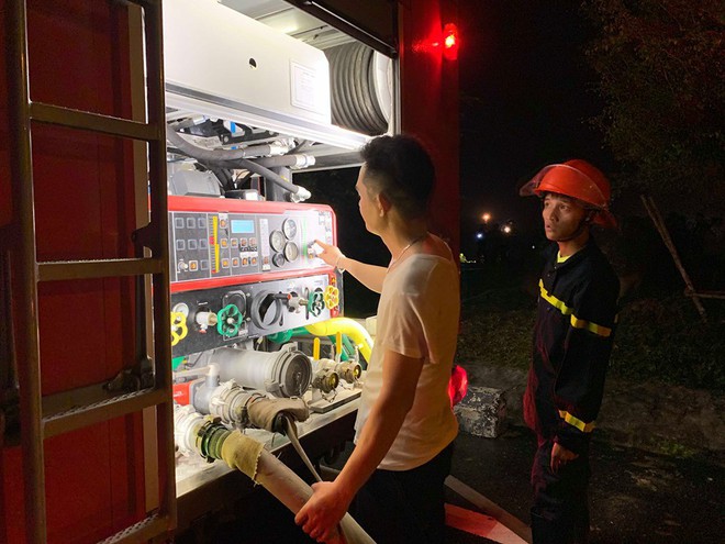 Đ&agrave; Nẵng: Ch&aacute;y lớn tr&ecirc;n b&aacute;n đảo Sơn Tr&agrave;, h&agrave;ng trăm người tham gia dập lửa trong đ&ecirc;m - Ảnh 4.