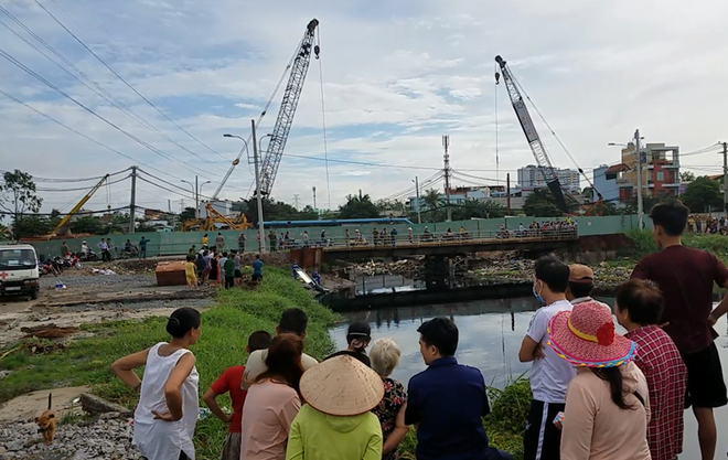 TP.HCM: Phát hiện người phụ nữ tử vong trên khối bê tông dưới lòng kênh - Ảnh 2.