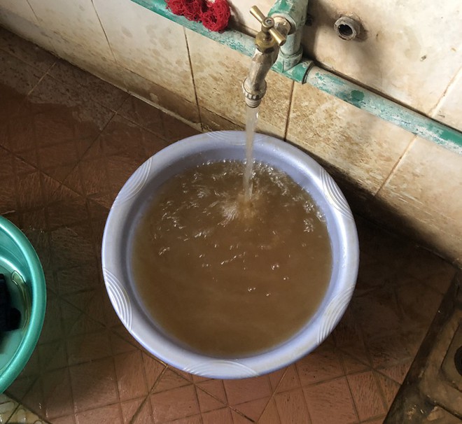 Nước sinh hoạt của SV bẩn như nước ao, ĐH Kinh tế quốc d&acirc;n xin lỗi - Ảnh 2.