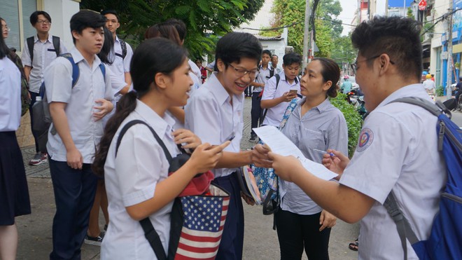 Điểm chuẩn vào lớp 10 tại TP Hồ Chí Minh dự báo sẽ giảm  - Ảnh 1.