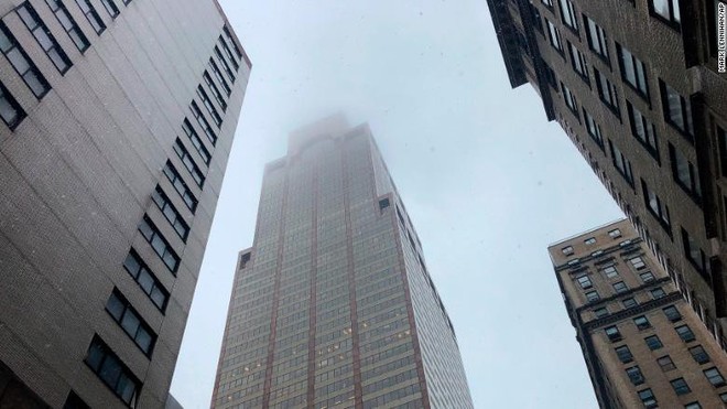 Người New York lo sợ B&oacute;ng ma khủng bố 11/9 khi trực thăng đ&acirc;m v&agrave;o nh&agrave; cao tầng - Ảnh 1.