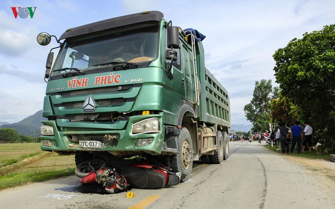 Xe tải lấn làn kéo lê xe máy, khiến cháu bé 19 tháng tuổi tử vong - Ảnh 1.