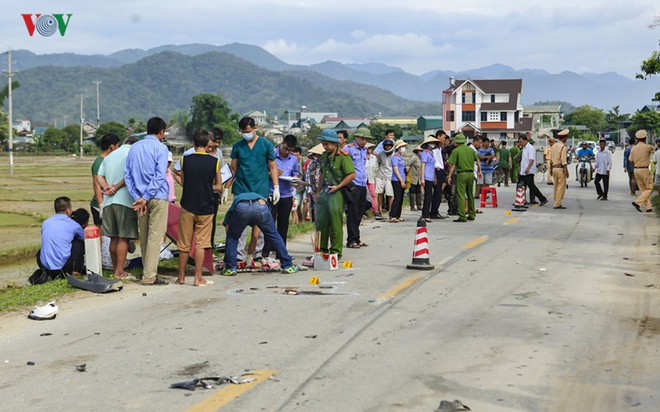 Xe tải lấn làn kéo lê xe máy, khiến cháu bé 19 tháng tuổi tử vong - Ảnh 2.