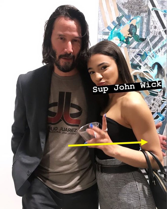 Chỉ cần nhìn hành động này của Keanu Reeves cũng đủ chứng minh nhân cách vàng của quý ông lịch thiệp bậc nhất Hollywood - Ảnh 3.