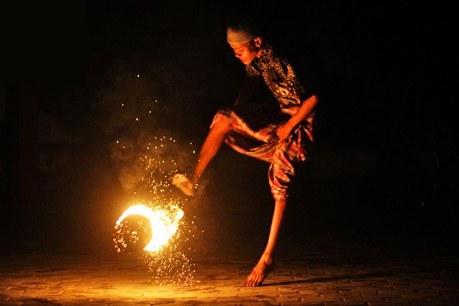 Đá bóng thường chưa đủ đã, học sinh Indonesia còn có cả phong tục đá lửa - Ảnh 3.