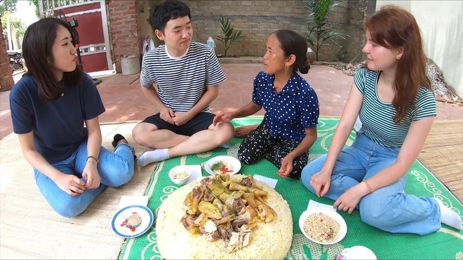 Bà Tân Vlog ăn mừng đạt huân chương kỷ lục Việt Nam, cùng 3 người cháu đến từ Hàn, Nhật, Nga làm đĩa xôi gà khổng lồ - Ảnh 8.