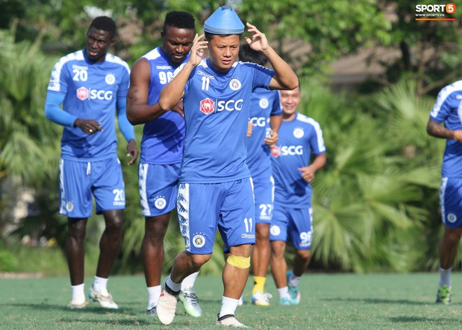 1000 c&aacute;ch chống n&oacute;ng của cầu thủ H&agrave; Nội FC khi tập luyện dưới trời nắng như đổ lửa - Ảnh 2.