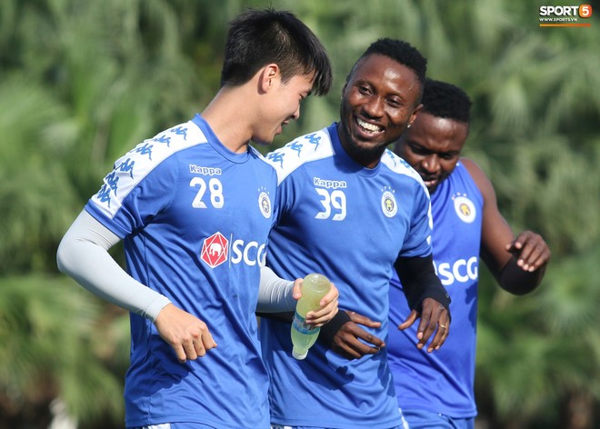 1000 c&aacute;ch chống n&oacute;ng của cầu thủ H&agrave; Nội FC khi tập luyện dưới trời nắng như đổ lửa - Ảnh 3.