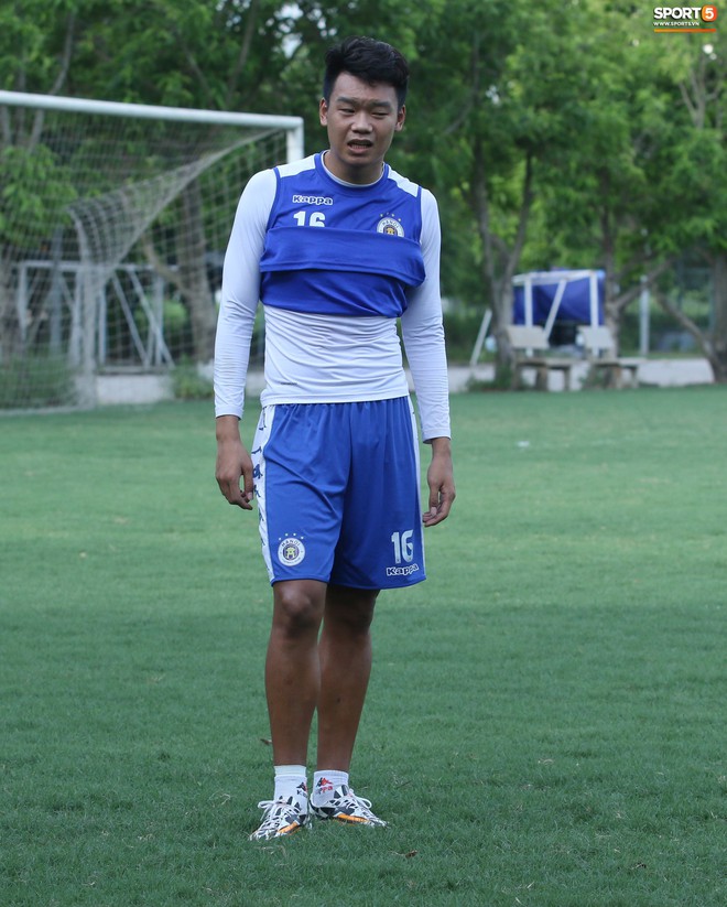 1000 c&aacute;ch chống n&oacute;ng của cầu thủ H&agrave; Nội FC khi tập luyện dưới trời nắng như đổ lửa - Ảnh 9.