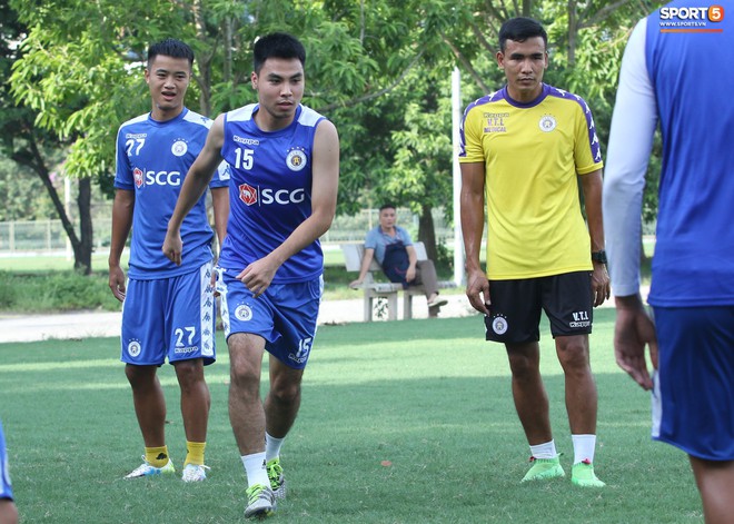 1000 c&aacute;ch chống n&oacute;ng của cầu thủ H&agrave; Nội FC khi tập luyện dưới trời nắng như đổ lửa - Ảnh 4.