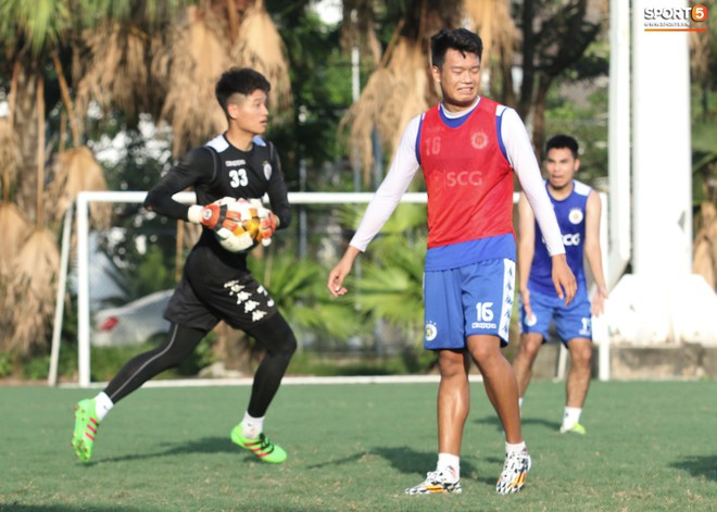 1000 cách chống nóng của cầu thủ Hà Nội FC khi tập luyện dưới trời nắng như đổ lửa - Ảnh 10.