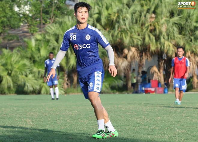 1000 c&aacute;ch chống n&oacute;ng của cầu thủ H&agrave; Nội FC khi tập luyện dưới trời nắng như đổ lửa - Ảnh 5.