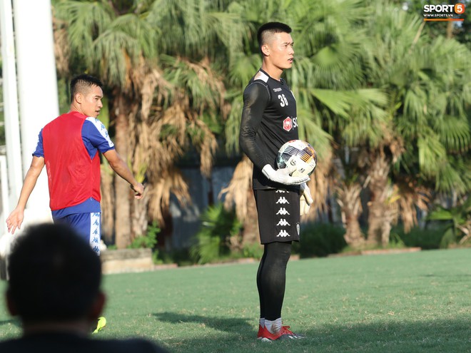 1000 c&aacute;ch chống n&oacute;ng của cầu thủ H&agrave; Nội FC khi tập luyện dưới trời nắng như đổ lửa - Ảnh 7.