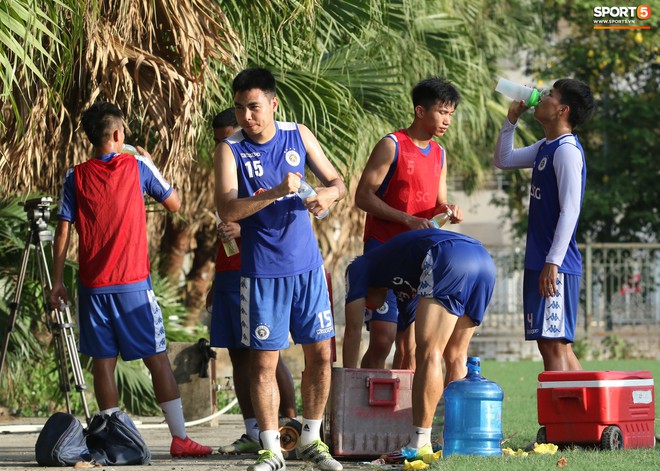 1000 cách chống nóng của cầu thủ Hà Nội FC khi tập luyện dưới trời nắng như đổ lửa - Ảnh 11.