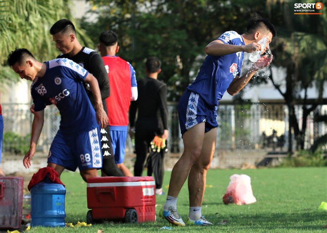 1000 cách chống nóng của cầu thủ Hà Nội FC khi tập luyện dưới trời nắng như đổ lửa - Ảnh 12.