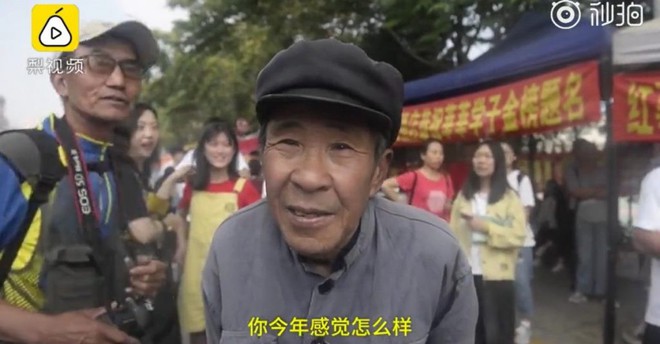 Dành cả thanh xuân để thi Gaokao, cụ ông bán đồng nát tuổi 72 vẫn được ca tụng hết lời dù bỏ cuộc ở lần thứ 19 - Ảnh 1.