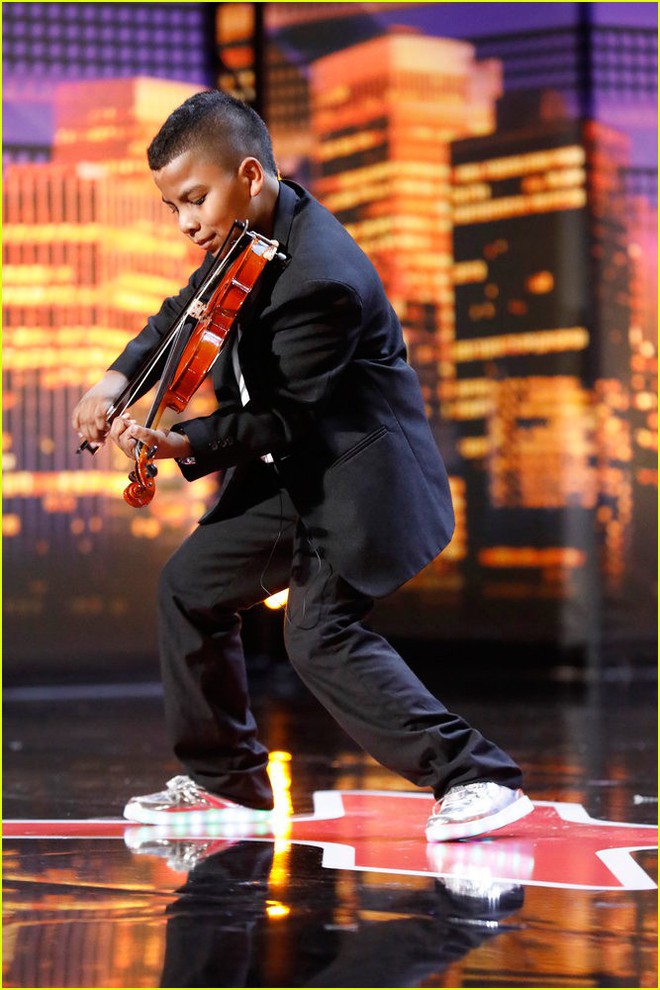 Cậu bé bị ung thư bạch cầu chinh phục nút vàng của giám khảo khó tính nhất America’s Got Talent - Ảnh 1.