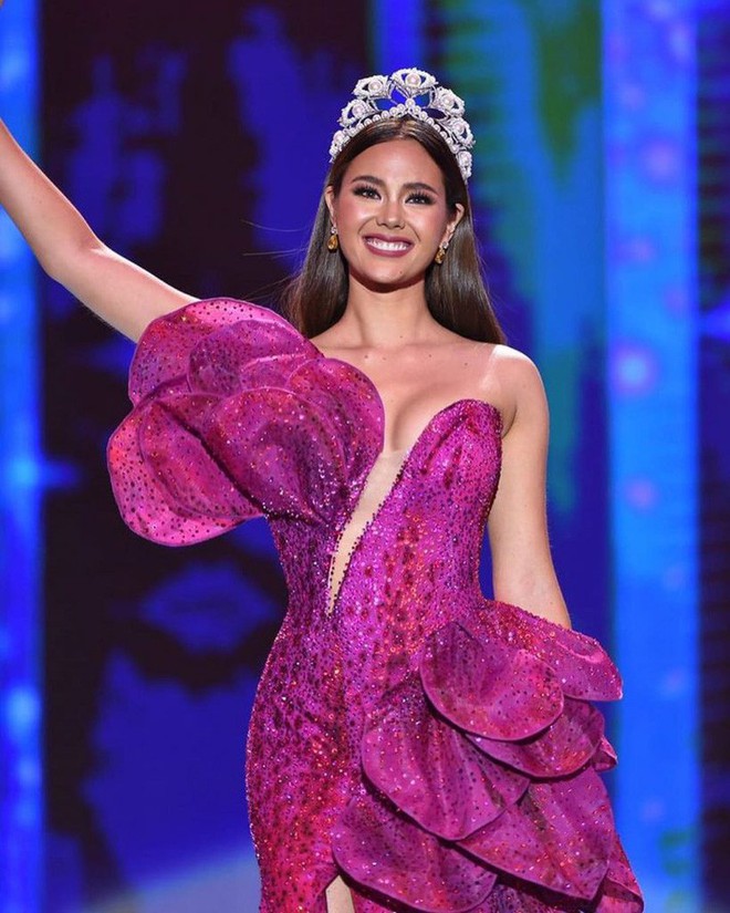 Hoa hậu Catriona Gray đội vương miện fake trong đêm chung kết HH Hoàn vũ Philippines vì lý do dở khóc dở cười - Ảnh 1.