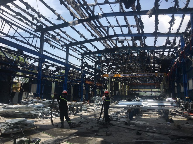 Nhà xưởng sản xuất gang thép ở Phú Thọ bị thiêu rụi giữa trưa nắng nóng gay gắt - Ảnh 1.