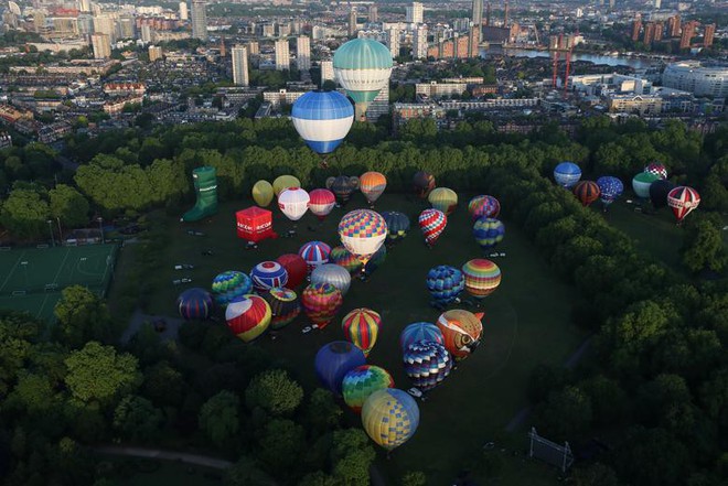 Khinh khí cầu đủ màu sắc rợp trời thủ đô London của Anh - Ảnh 3.