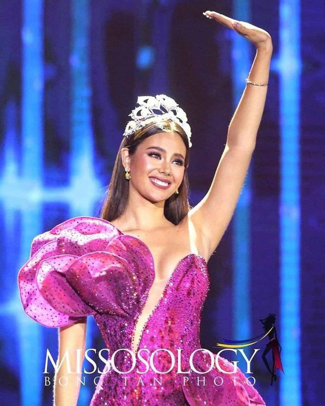 Hoa hậu Catriona Gray đội vương miện fake trong đêm chung kết HH Hoàn vũ Philippines vì lý do dở khóc dở cười - Ảnh 4.