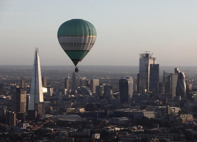 Khinh khí cầu đủ màu sắc rợp trời thủ đô London của Anh - Ảnh 6.