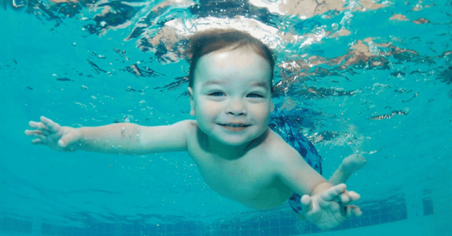 Cho trẻ học bơi từ sớm: không chỉ giúp thân thể khoẻ mạnh mà còn là kỹ năng sống còn quan trọng - Ảnh 2.