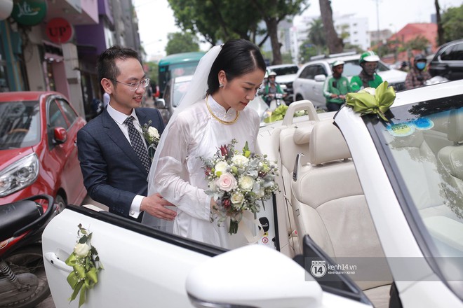 Chồng sắp cưới xúc động, dành nụ hôn tình cảm cho MC Phí Linh trong đám hỏi - Ảnh 12.