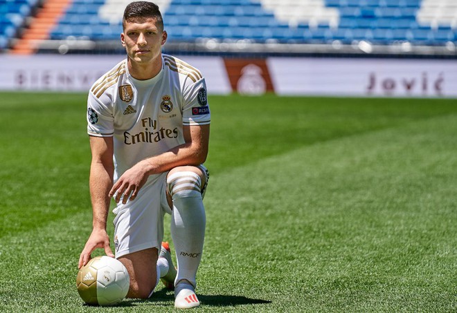 T&acirc;n binh si&ecirc;u đẹp trai trị gi&aacute; 1.600 tỷ VNĐ của Real Madrid ra mắt kh&aacute;n giả với khu&ocirc;n mặt lạnh như tiền - Ảnh 1.