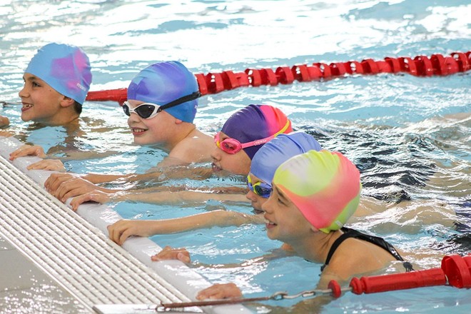 Cho trẻ học bơi từ sớm: không chỉ giúp thân thể khoẻ mạnh mà còn là kỹ năng sống còn quan trọng - Ảnh 3.