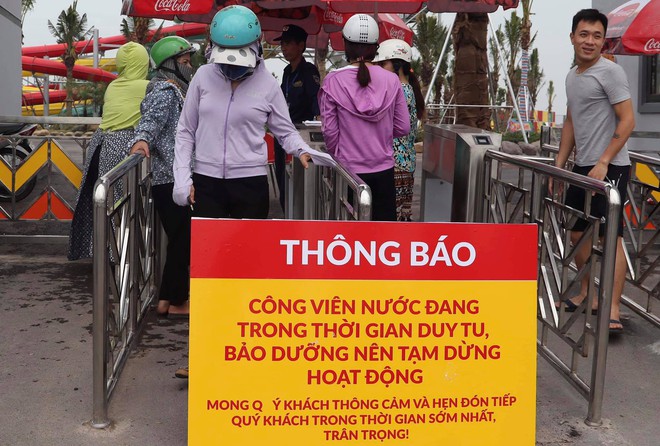 Công viên nước Thanh Hà tạm dừng hoạt động sau sự cố bé trai đuối nước, nhiều gia đình từ xa đến đành quay về - Ảnh 5.
