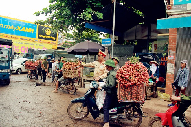 Sản lượng vải thiều Bắc Giang thấp do thời tiết, nhưng vẫn có mức giá cao gấp 10 lần năm ngoái - Ảnh 3.