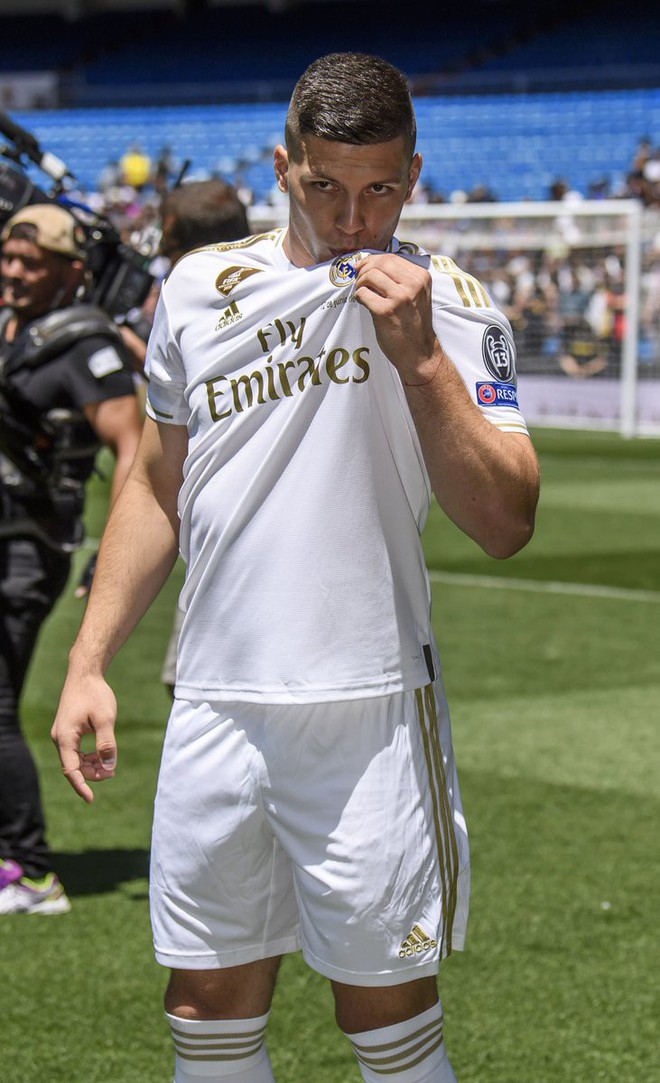 T&acirc;n binh si&ecirc;u đẹp trai trị gi&aacute; 1.600 tỷ VNĐ của Real Madrid ra mắt kh&aacute;n giả với khu&ocirc;n mặt lạnh như tiền - Ảnh 2.