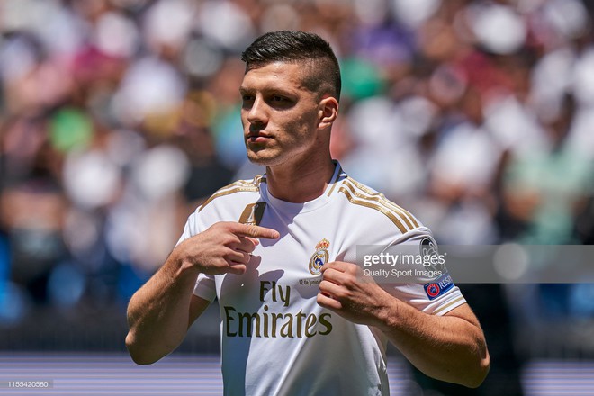 T&acirc;n binh si&ecirc;u đẹp trai trị gi&aacute; 1.600 tỷ VNĐ của Real Madrid ra mắt kh&aacute;n giả với khu&ocirc;n mặt lạnh như tiền - Ảnh 4.