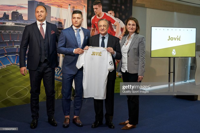 T&acirc;n binh si&ecirc;u đẹp trai trị gi&aacute; 1.600 tỷ VNĐ của Real Madrid ra mắt kh&aacute;n giả với khu&ocirc;n mặt lạnh như tiền - Ảnh 5.