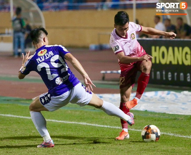 Góc có tâm: Fan Hà Nội FC nhường quạt cho Đình Trọng, Duy Mạnh để làm mát khi ngồi ký tặng - Ảnh 9.