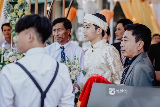 Chùm ảnh rạng rỡ của Cris Phan và Mai Quỳnh Anh trong lễ cưới ở Phú Yên - Ảnh 1.