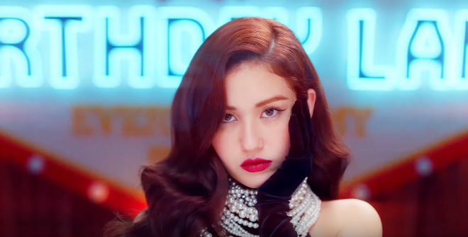 Phải chăng Somi đang cố trở thành phiên bản lỗi của Jennie (BLACKPINK) với MV debut? - Ảnh 1.
