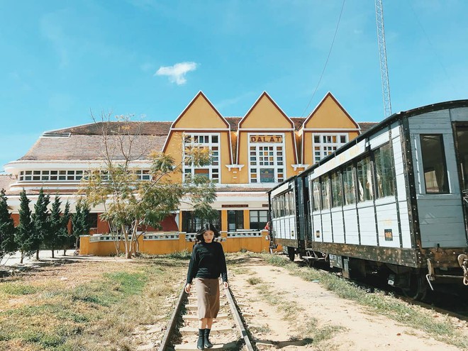 Ai bảo đến Ga Đà Lạt chỉ có thể sống ảo, đi tàu ngắm view Trại Mát thế này  mới gọi là “chill phết”