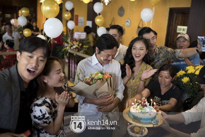 Nghệ sĩ Trung Anh cười hạnh phúc khi được tổ chức sinh nhật trong hậu trường Về nhà đi con - Ảnh 2.
