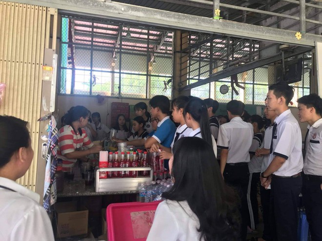 Tri ân học sinh khối 12, canteen trường cấp 3 ở Tiền Giang mở tiệc chiêu đãi trà chanh miễn phí khiến dân mạng ganh tỵ không hết - Ảnh 4.