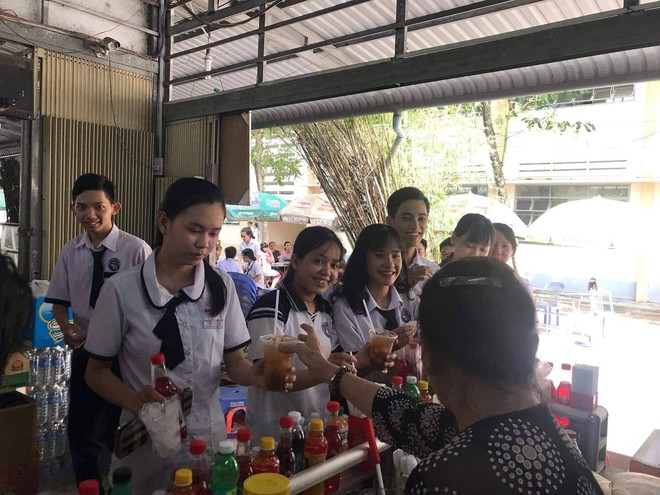 Tri ân học sinh khối 12, canteen trường cấp 3 ở Tiền Giang mở tiệc chiêu đãi trà chanh miễn phí khiến dân mạng ganh tỵ không hết - Ảnh 3.